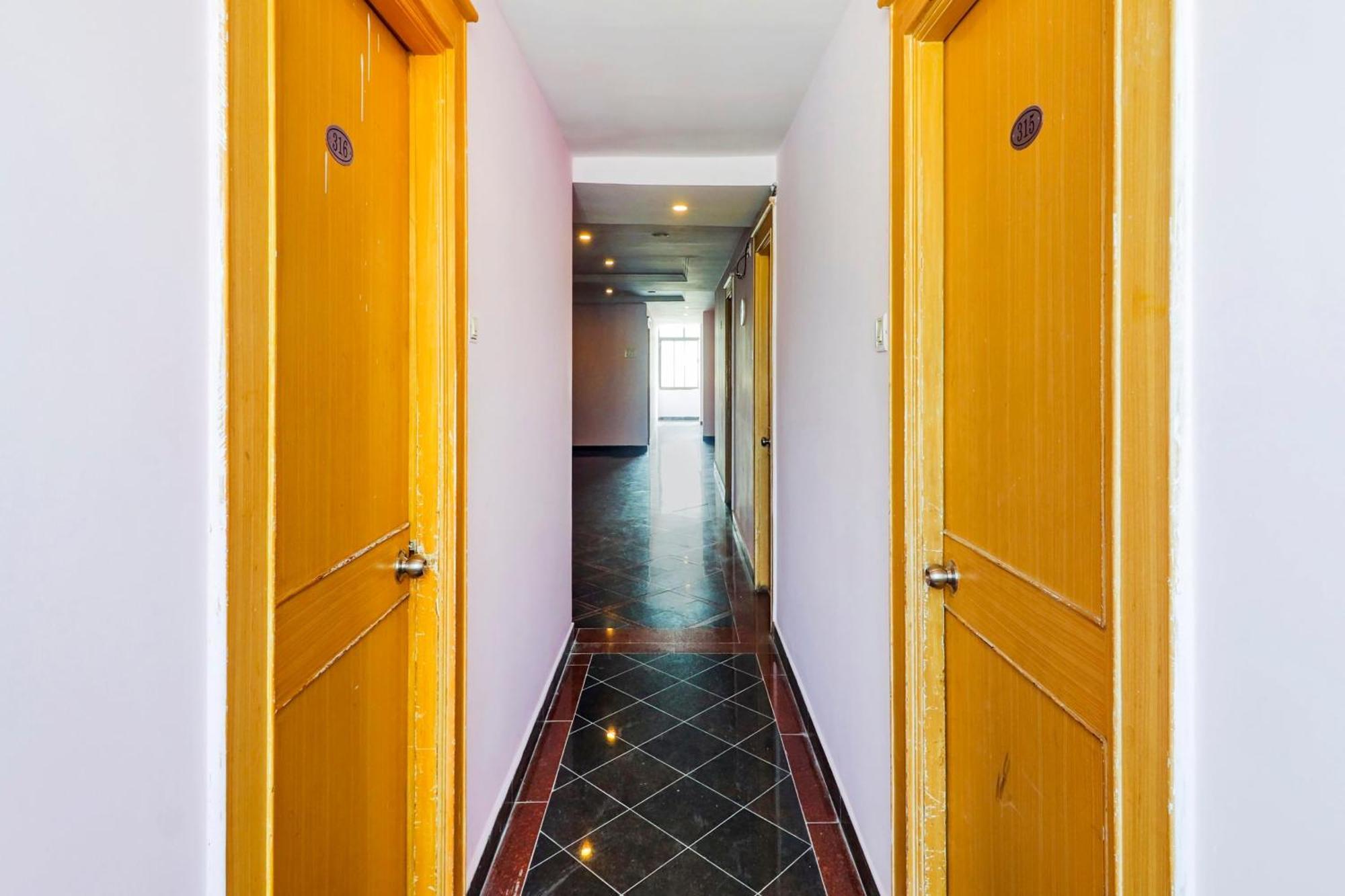 Super Collection O 77115 Vaishnavi Palace Χιντεραμπάντ Εξωτερικό φωτογραφία